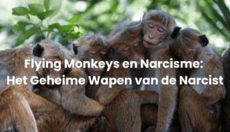 Groep apen dicht tegen elkaar. Flying monkeys en narcisme.