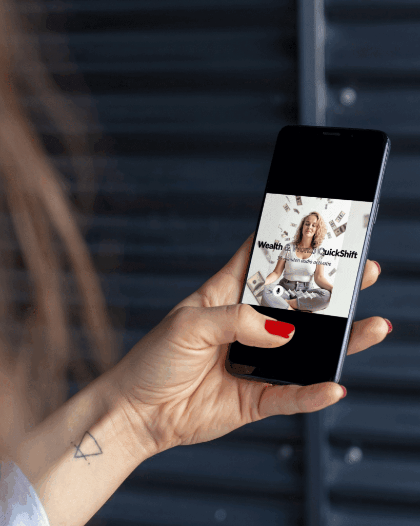 Vrouw met telefoon die Wealth & Womb QuickShift activatie bekijkt – energetische overvloed en baarmoeder activatie