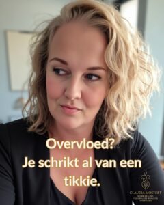 Portret van Claudia Mostert, vrouw met blonde krullen en natuurlijke uitstraling, kijkt opzij met een lichte glimlach. Tekst: “Overvloed? Je schrikt al van een tikkie.”